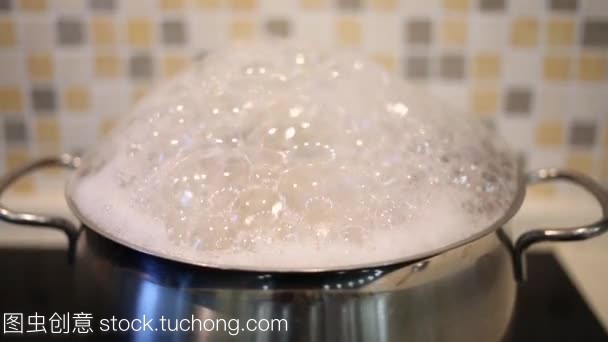 锅中的浮沫，炉上的舞者